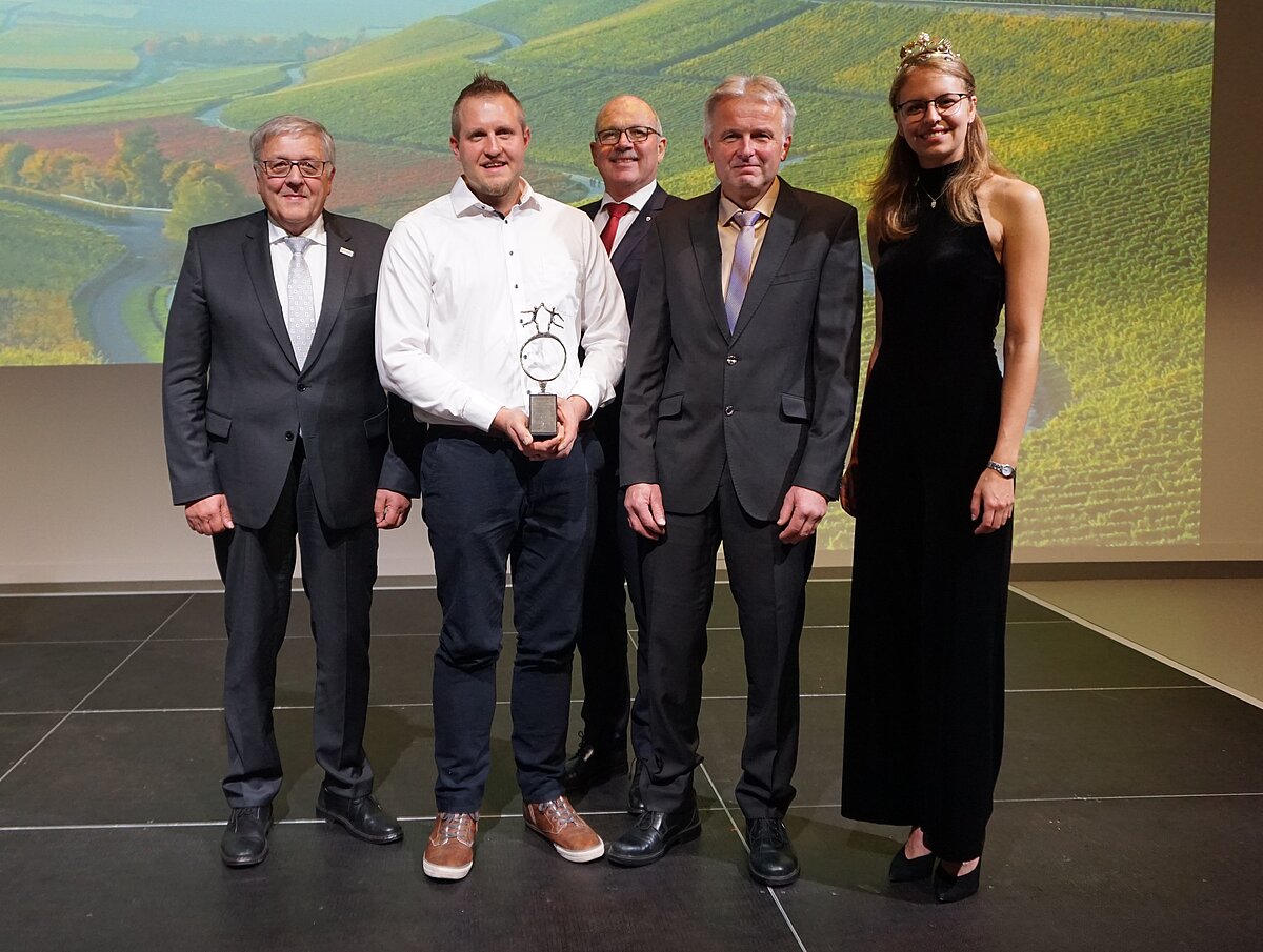 Die Fränkische Weinkönigin Eva Brockmann (rechts), Landrat Helmut Weiß (links) und Horst Kolesch, Vizepräsident des Fränkischen Weinbauverbands (Mitte), gratulierten Reinhold (2.v.r.) und Stefan Düll zum Ehrenpreis. © Gerd Seemann Die Fränkische Weinkönigin Eva Brockmann (rechts), Landrat Helmut Weiß (links) und Horst Kolesch, Vizepräsident des Fränkischen Weinbauverbands (Mitte), gratulierten Reinhold (2.v.r.) und Stefan Düll zum Ehrenpreis.