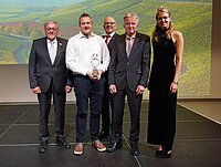 Die Fränkische Weinkönigin Eva Brockmann (rechts), Landrat Helmut Weiß (links) und Horst Kolesch, Vizepräsident des Fränkischen Weinbauverbands (Mitte), gratulierten Reinhold (2.v.r.) und Stefan Düll zum Ehrenpreis.