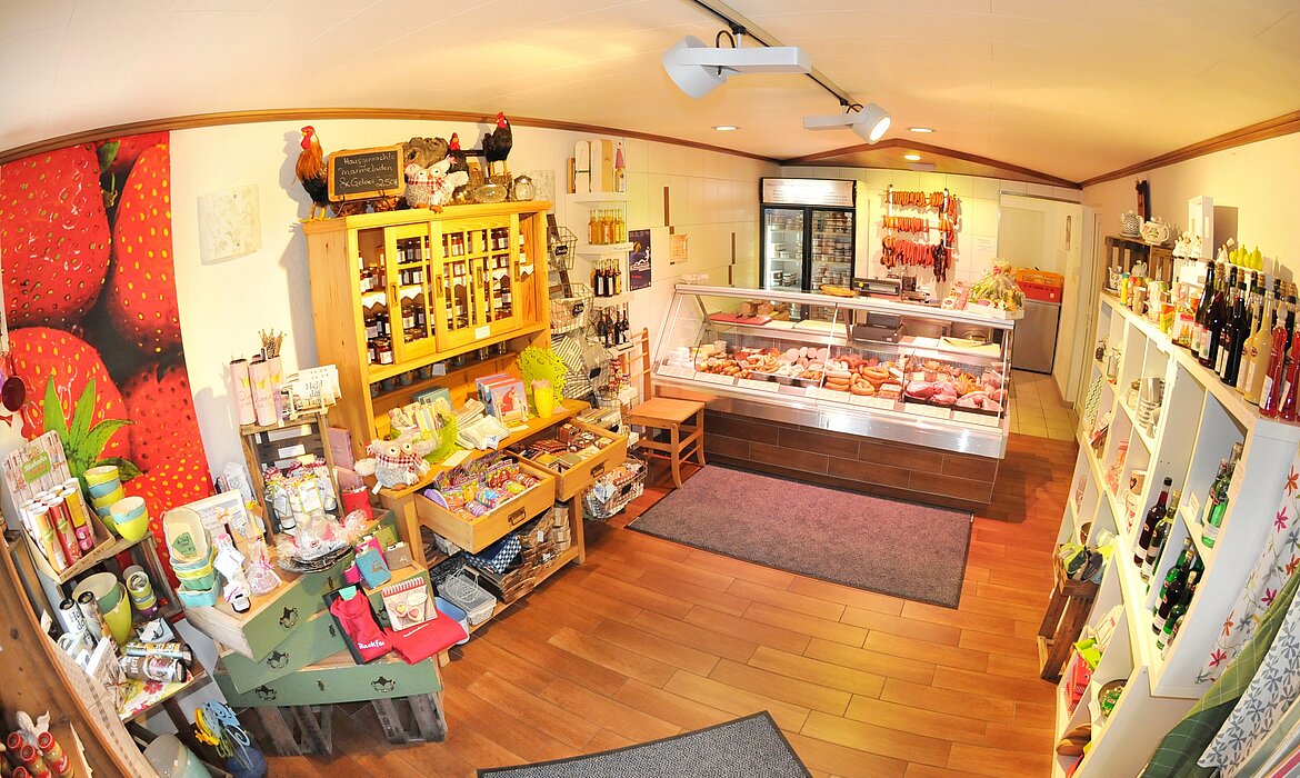 Ländlicher Feinkostladen mit regionalen Produkten, rustikaler Einrichtung und liebevollen Details – einladender Ort für bewussten Einkauf und Genuss.