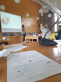 Referentin Kim Kolb beim Netzwerktreffen im Sitzungssaal des Landratsamtes 
