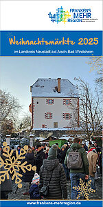 Weihnachtsbuden, Schnee und Menschen auf einem Weihanchtsmarkt