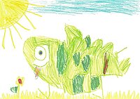 Kinderzeichnung mit grün-gelbem Fantasiewesen – fischähnlich mit großem Auge, rosa Zunge und dunklen Flecken, vor sonniger Landschaft mit gelber Wiese, blauer Himmel und stilisierter Blume, Szene strahlt verspielte Kreativität und fröhliche Naturdarstellung aus.