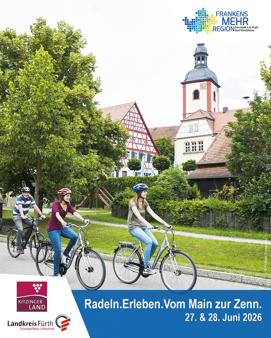 Radfahrer fahren an einem Kirchturm vorbei