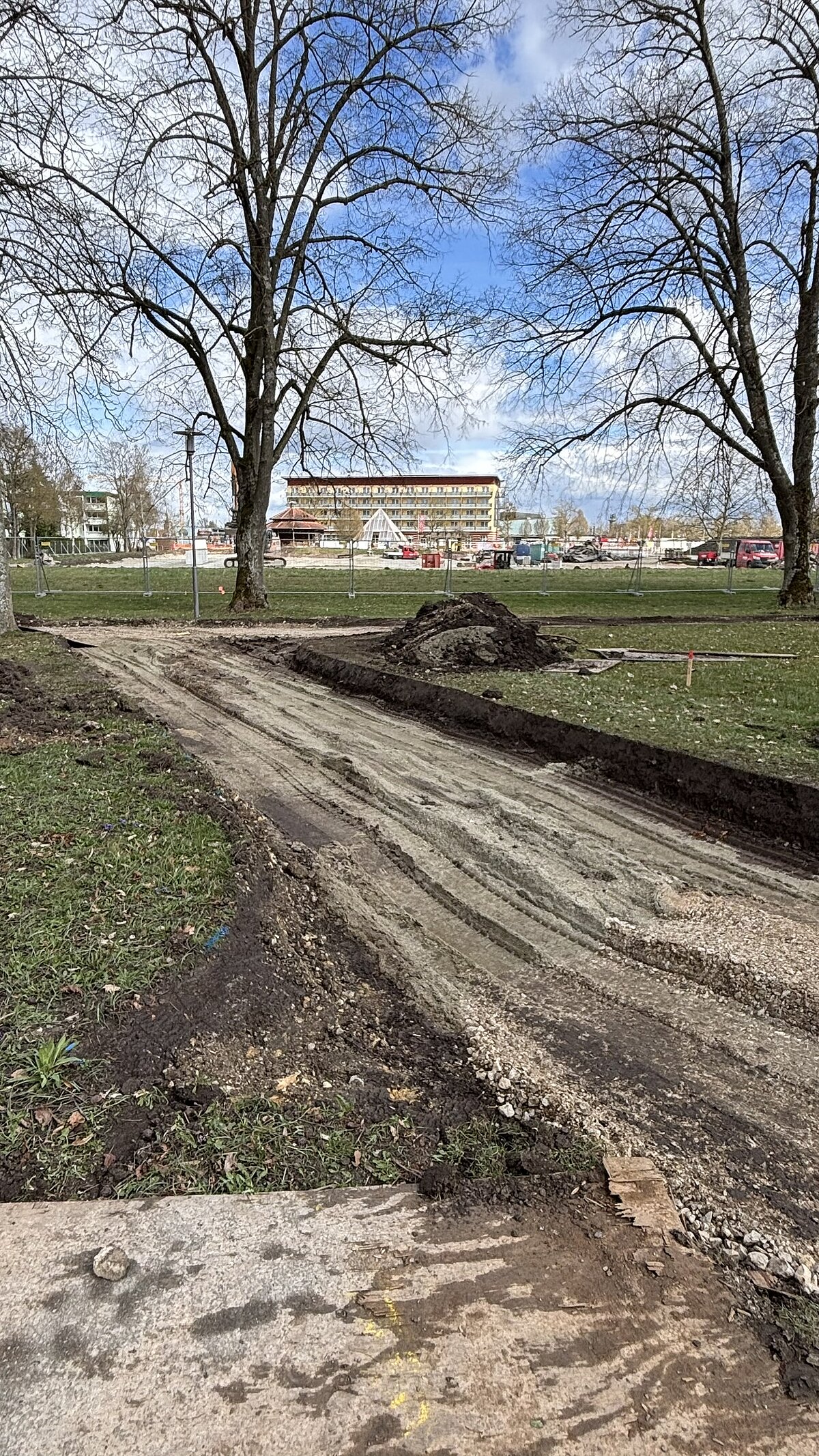 Ausgekofferte Wege im nördlichen Kurpark (Bild: Bayerische Landesgartenschau Bad Windsheim 2027 GmbH)