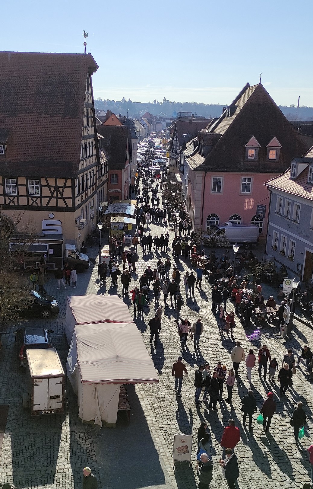 Marktplatz mit Marktständen in Neustadt a.d.Aisch