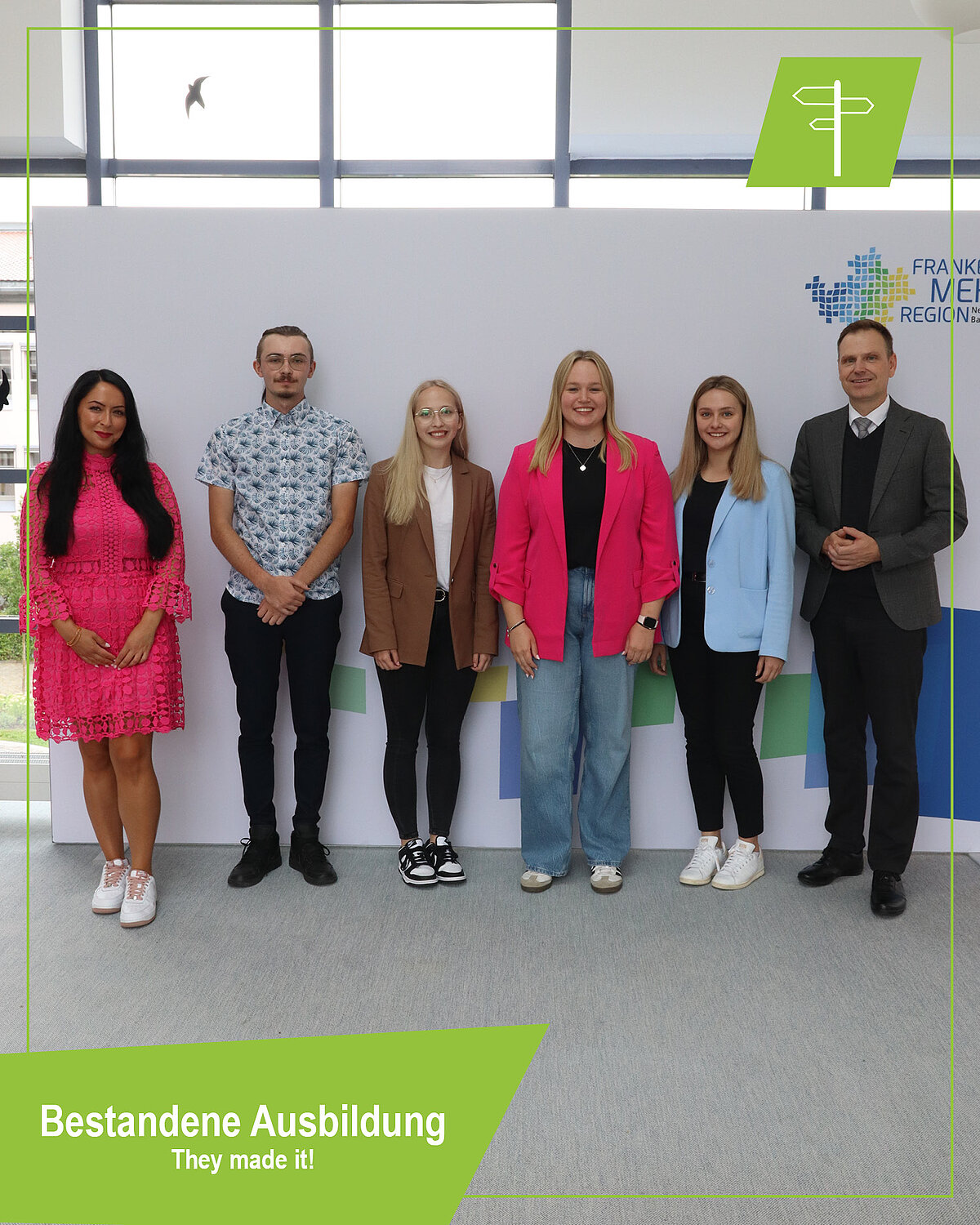 Ausbildungsleiterin Isilay Özdil zusammen mit Nils Nigmann, Anika Bauer, Amelie Vogler, Luisa Ohlmann und Landrat Dr. Christian von Dobschütz bei der Zeugnisübergabe.