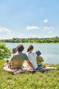 Familie sitzt am Obernzenner See