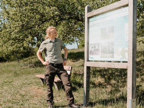 Naturpark-Ranger steht vor Schild eines Lehrpfades. Foto: Naturpark Frankenhöhe