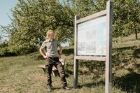 Naturpark-Ranger vor Lehrtafel im Naturpark Frankenhöhe
