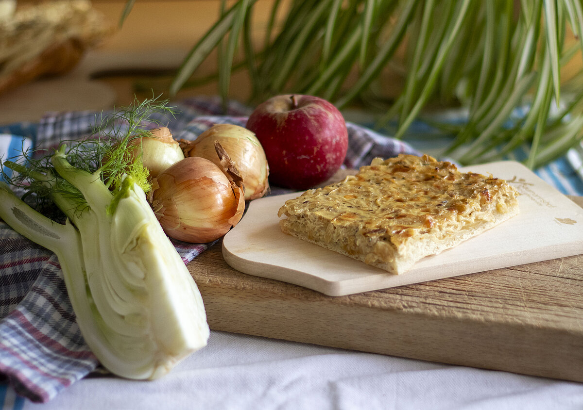 Schön angerichteter Zwiebelkuchen