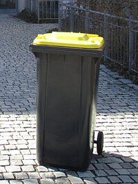 Gelbe Tonne mit schwarzem Corpus (im Landkreis üblich)