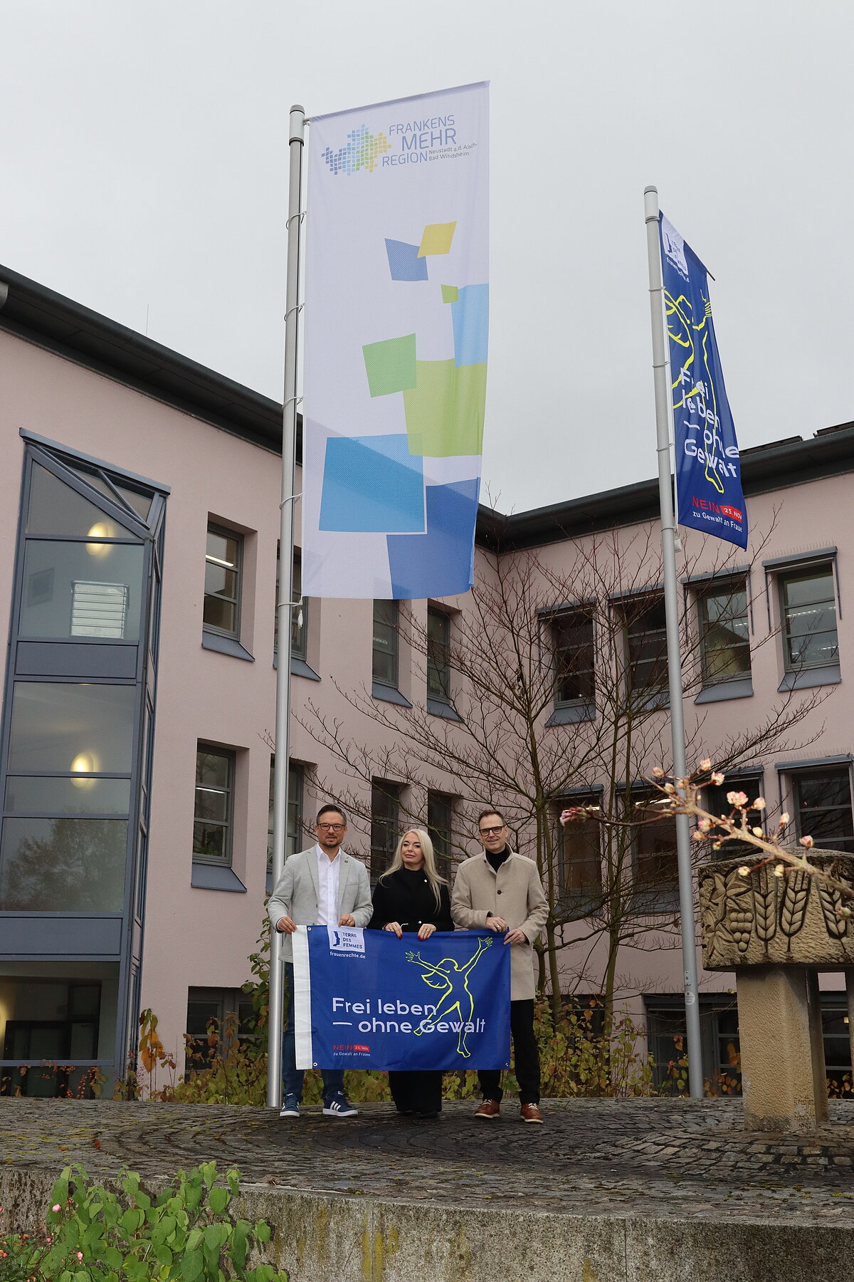 Iris Regner, Sachgebietsleiterin der Gleichstellungsstelle macht mit Landrat Dr. Christian von Dobschütz und Landtagsabgeordnetem Werner Stieglitz auf die Aktion aufmerksam. 
