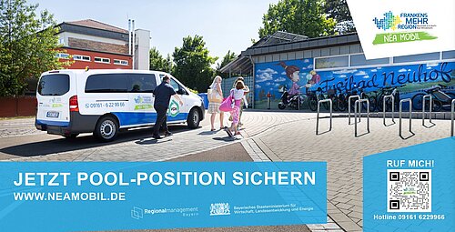 Werbeplakat für den Fahrdienst „NEA MOBIL“ mit weißem Kleinbus vor dem Gebäude „Friedhof Neustadt“ – Slogan „Jetzt Pool-Position sichern“, QR-Code, Hotline und Logos regionaler Förderpartner weisen auf das Mobilitätsangebot in der Region hin.