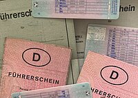 Viele rosafarbenen und Kartenführerscheine auf einem Haufen