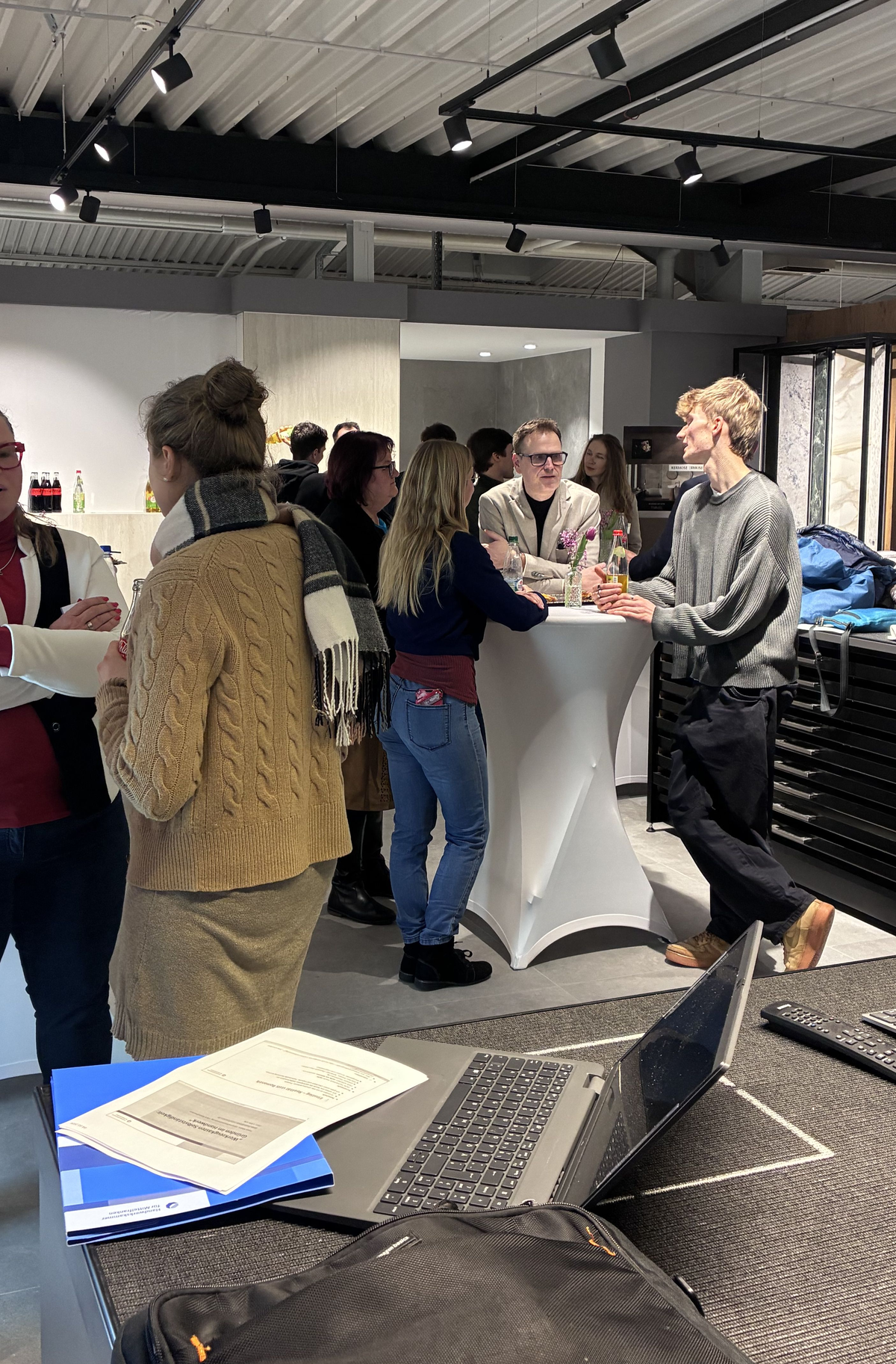 Beim Gründerstammtisch im Februar kamen Gründerinnen und Gründer zum Thema „Gründen im Handwerk“ bei der Firma Fliesen Graf in Neustadt zusammen.