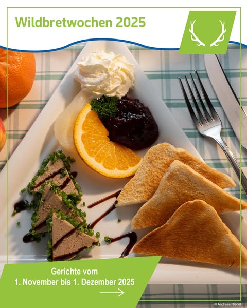 Werbegrafik für „Wildbretwochen 2025“ mit einem Teller, auf dem Leberpastete mit Schnittlauch, Toastscheiben, Orangenscheibe, Preiselbeeren, Birne und Sahne angerichtet sind, sowie dem Hinweis „Gerichte vom 1. November bis 1. Dezember 2025“.